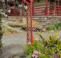 Cottage On Main - Sunshine Coast Guide