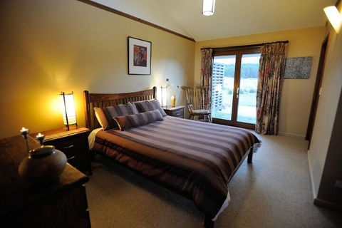 Forest Walks Lodge - Sunshine Coast Guide 5