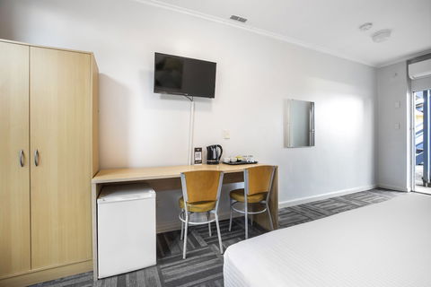 Meadow Inn Hotel-Motel - Sunshine Coast Guide 4