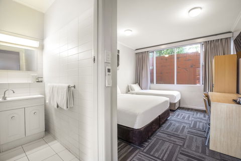 Meadow Inn Hotel-Motel - Sunshine Coast Guide 5