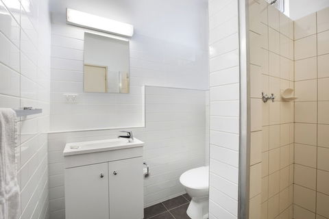 Meadow Inn Hotel-Motel - Sunshine Coast Guide 2