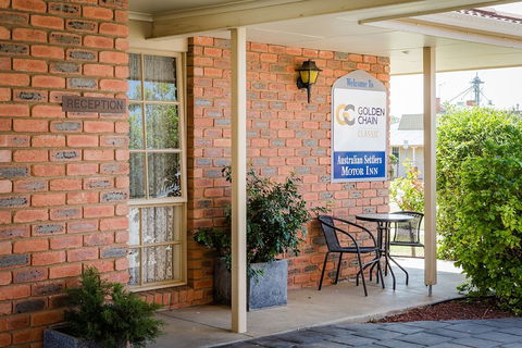 Australian Settlers Motor Inn - Sunshine Coast Guide 1