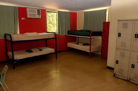 Palm Court Budget Motel Hostel/Backpackers - Sunshine Coast Guide 4