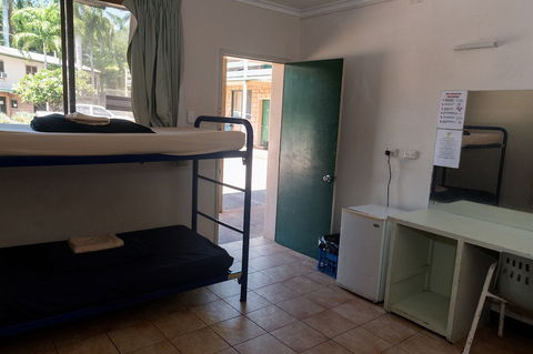 Palm Court Budget Motel Hostel/Backpackers - Sunshine Coast Guide 2