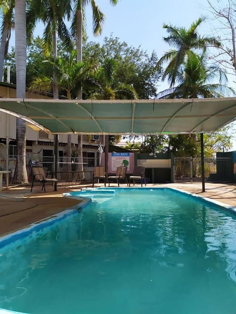 Palm Court Budget Motel Hostel/Backpackers - Sunshine Coast Guide 0