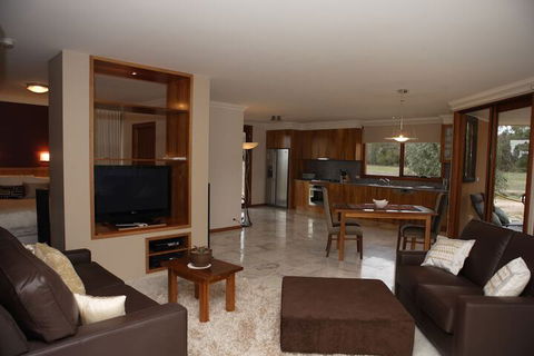 Aurora Cottages - Sunshine Coast Guide 6