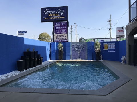 Charm City Motel - Sunshine Coast Guide 4