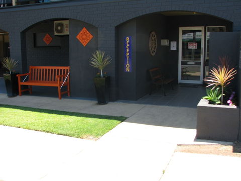 Charm City Motel - Sunshine Coast Guide 0