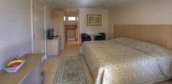 Cooma Motor Lodge Motel - Sunshine Coast Guide 1