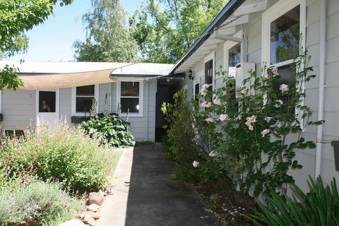 Elm Lodge - Sunshine Coast Guide 2