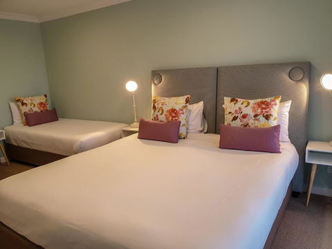 Nagambie Waterfront Motel - Sunshine Coast Guide 1