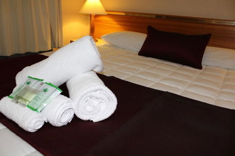 Tabourie Lake Motel - Sunshine Coast Guide 5