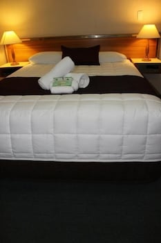 Tabourie Lake Motel - Sunshine Coast Guide 3