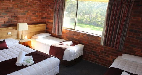 Tabourie Lake Motel - Sunshine Coast Guide 1