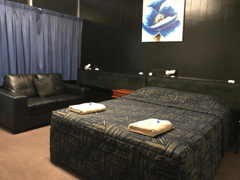 Tropical City Motor Inn - Sunshine Coast Guide 1