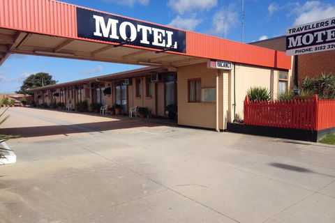 Travellers Rest Motel - Sunshine Coast Guide 3