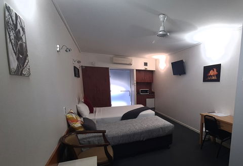 Ayr Travellers Motel - Sunshine Coast Guide 3