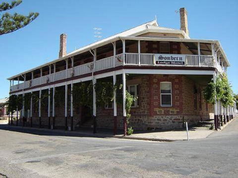 Sonbern Lodge Motel - Sunshine Coast Guide 6