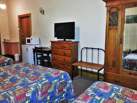 Sonbern Lodge Motel - Sunshine Coast Guide 5