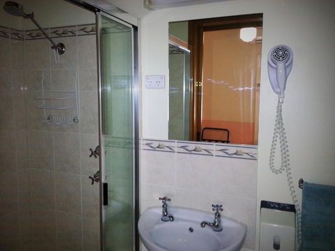 Sonbern Lodge Motel - Sunshine Coast Guide 1