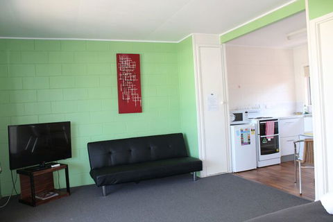 Colonial Court Beachfront Motel And Holiday Stay - Sunshine Coast Guide 3
