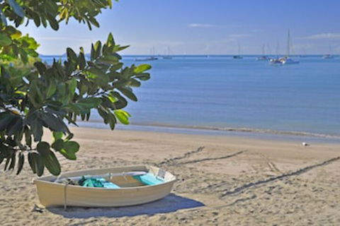 Colonial Court Beachfront Motel And Holiday Stay - Sunshine Coast Guide 0