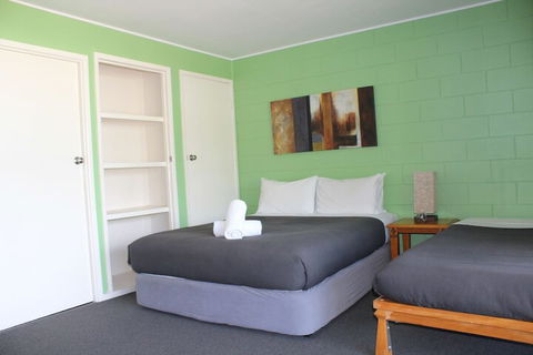 Colonial Court Beachfront Motel And Holiday Stay - Sunshine Coast Guide 4