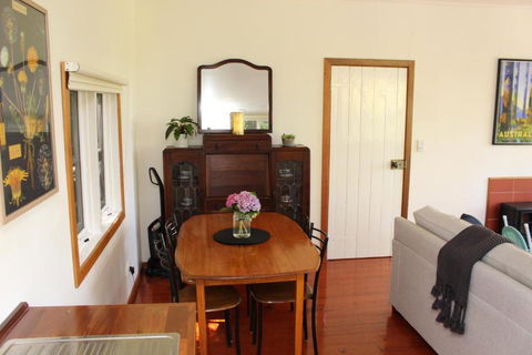 Nagoondie Studio - Sunshine Coast Guide 1