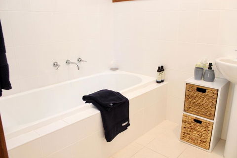 Nagoondie Studio - Sunshine Coast Guide 4