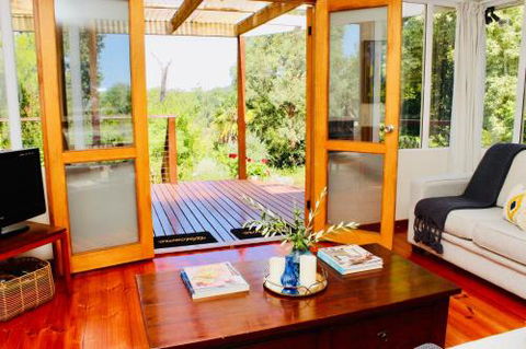 Nagoondie Studio - Sunshine Coast Guide 6