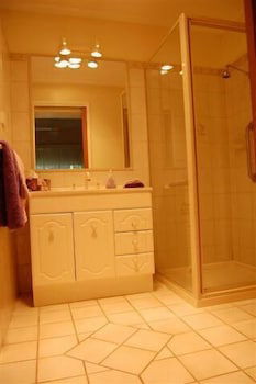 Aarinda Holiday Apartments - Sunshine Coast Guide 2