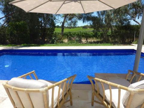 Amande Bed And Breakfast - Sunshine Coast Guide 0