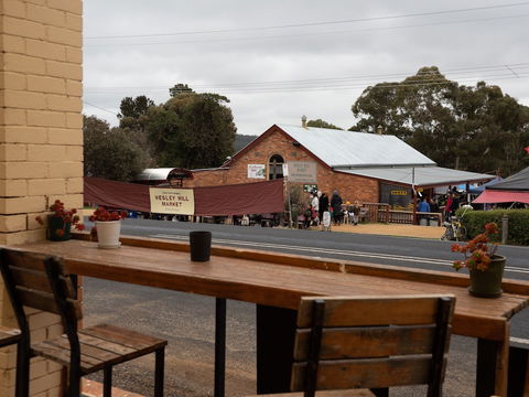 Albion Motel Hotel - Sunshine Coast Guide 1