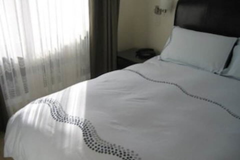 The Charles Robbins - Sunshine Coast Guide 0