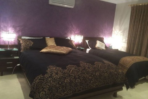 The Charles Robbins - Sunshine Coast Guide 5