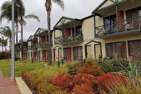 Renmark Hotel Motel - Sunshine Coast Guide 6