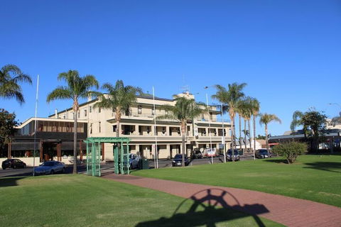 Renmark Hotel Motel - Sunshine Coast Guide 3