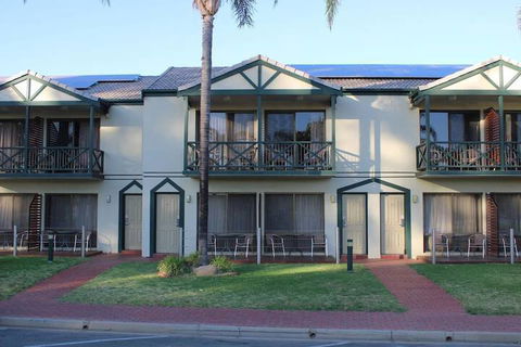 Renmark Hotel Motel - Sunshine Coast Guide 5