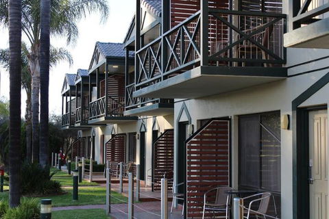 Renmark Hotel Motel - Sunshine Coast Guide 2