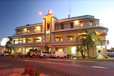 Renmark Hotel Motel - Sunshine Coast Guide 0