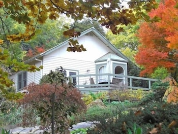 Woolrich Historic Garden Cottage - Sunshine Coast Guide 0