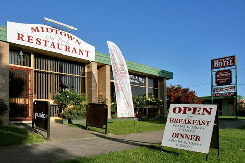 Midtown Motor Inn - Sunshine Coast Guide 1