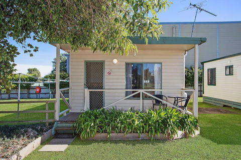 Hamilton Caravan Park - Sunshine Coast Guide 0