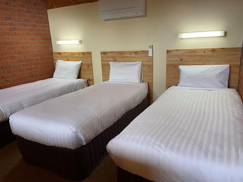 AAt 28 Goldsmith Motel - Sunshine Coast Guide 6
