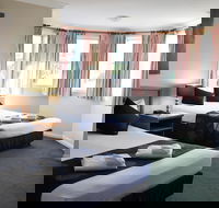 Meadowbrook Hotel - Sunshine Coast Guide