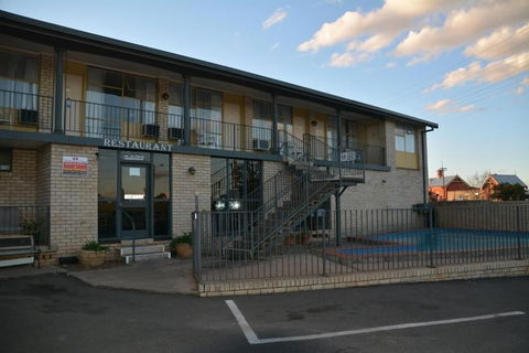 Adrian Motel - Sunshine Coast Guide 1