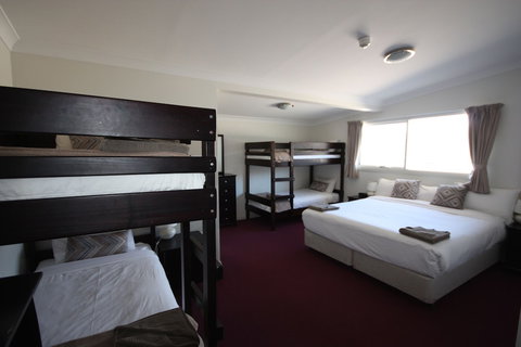 The Lions Lair - Sunshine Coast Guide 2