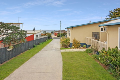 Carmens Inn - Sunshine Coast Guide 1