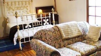 Albury Cottages - Sunshine Coast Guide 2