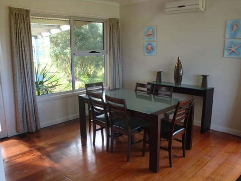Absolute Waterfront Cottage - Sunshine Coast Guide 4